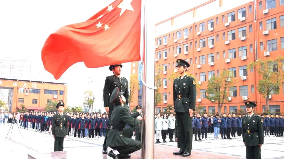 创建文明城市，心系你我他——春波学校新学期首次升旗仪式