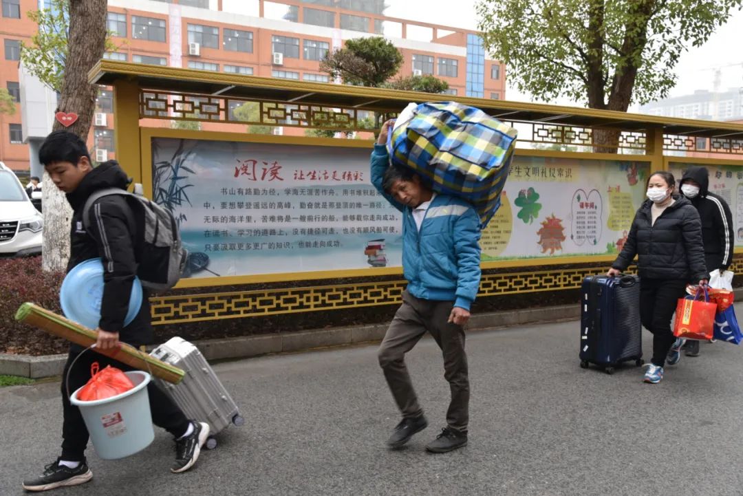 一年之计在于春，只争朝夕启新程  ——欢迎春波学子返校开学