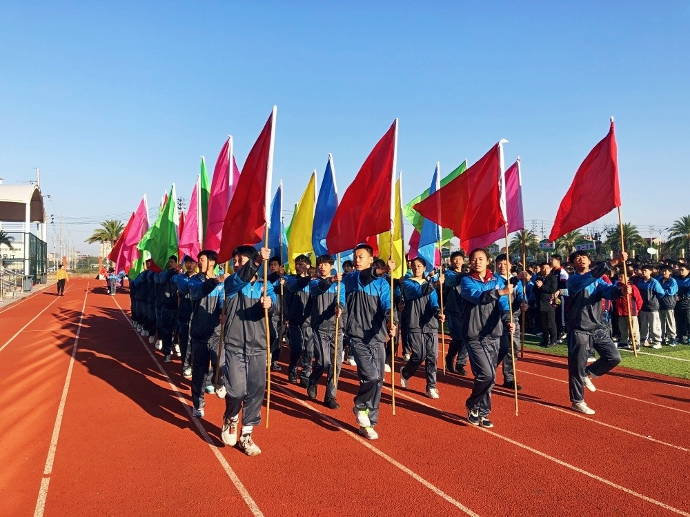 丰城春波学校第二十七届田径运动会——追风少年赛场挥洒汗水，用激情点燃初冬，用运动奏响生命