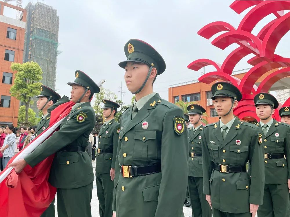 【校园新动态】中国红撞上生机绿 神圣而威严——春波学校第七周升旗仪式