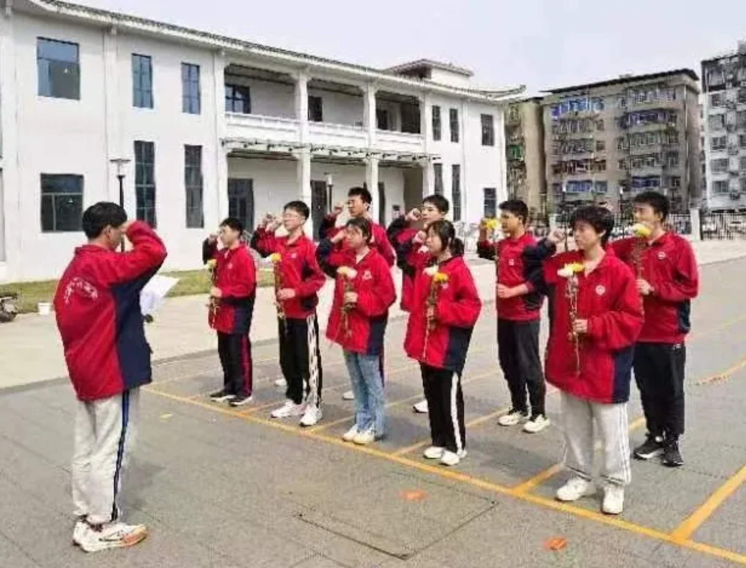 缅怀先烈 铭记历史——丰城春波学校开展清明祭英烈活动