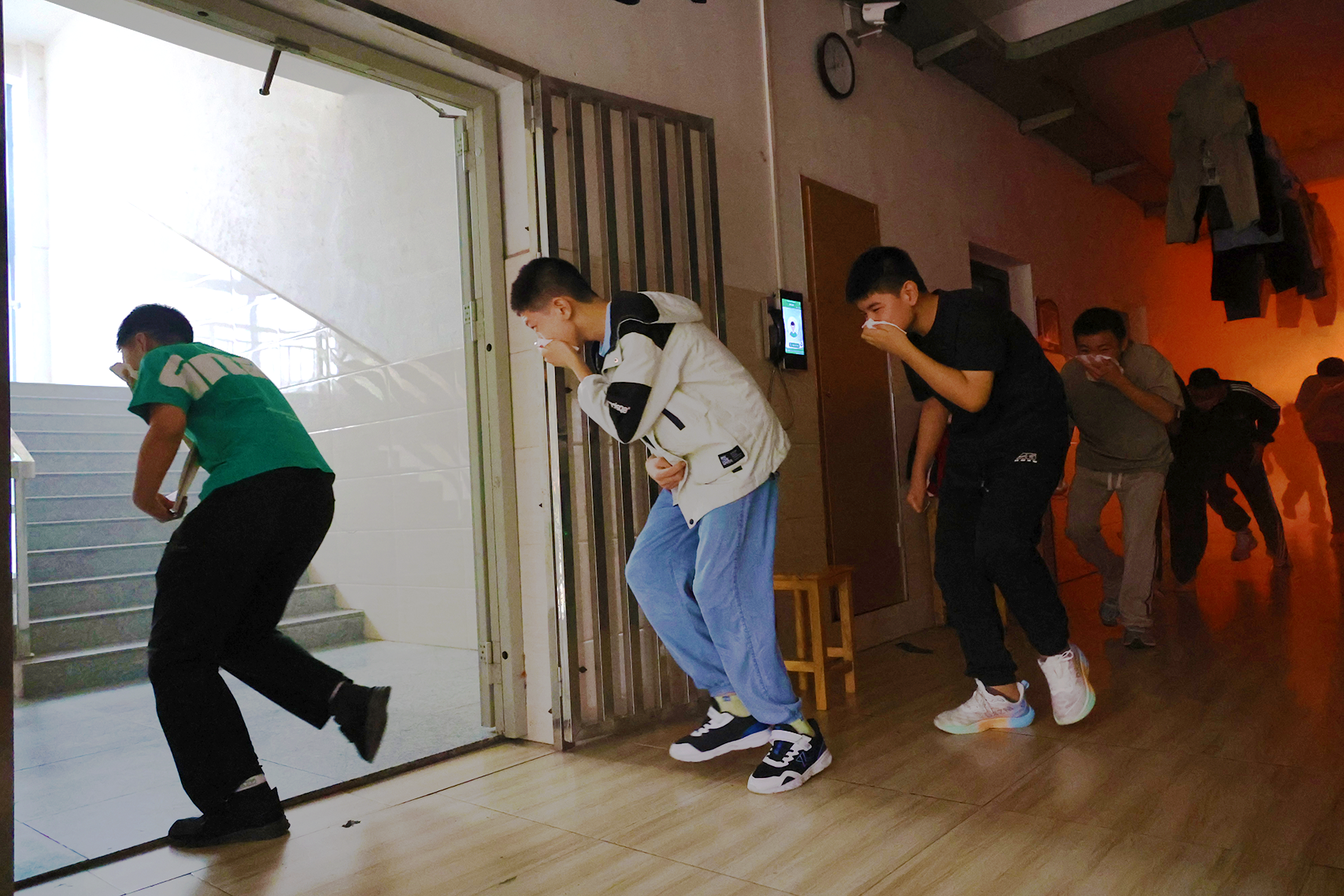 筑牢安全防线 共建平安校园——丰城春波学校成功举行消防逃生应急演练