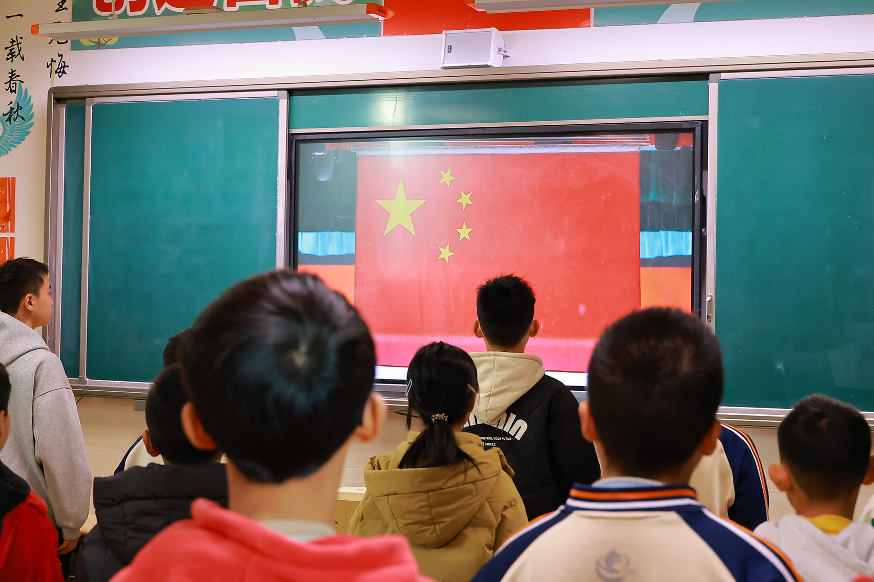 丰城春波学校开展“宪法晨读”活动 法治春风暖校园